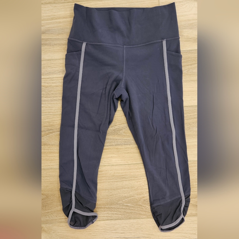 Athleta Salutation Stash Pocket II Capri Size M